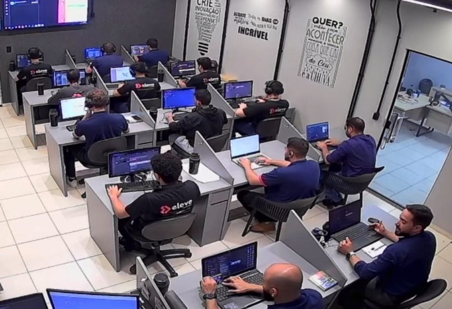 Equipe da Eleve Tecnologia trabalhando na central de atendimento e suporte